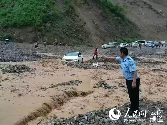 丽宁公路部分路段发生塌方及泥石流，造成道路中断，1000多人滞留。（许强 摄）