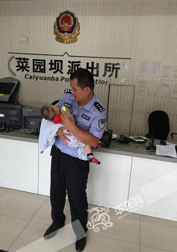 值班民警轮流当“奶爸奶妈”照顾男婴。渝中警方供图