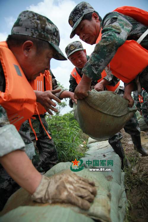 民兵正在装填，搬运沙袋，徐晨 摄