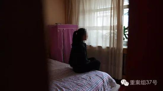 该案一名被性侵女生坐在家中。 新京报记者 曹晓波 摄