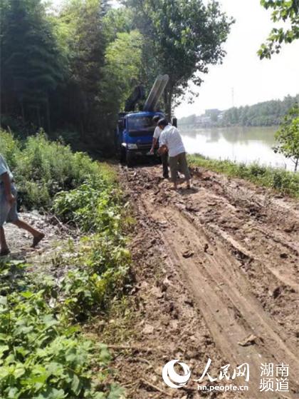 一边铺路一边开进抢修车