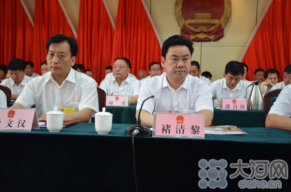 新当选的方城县人民政府县长段文汉(左)