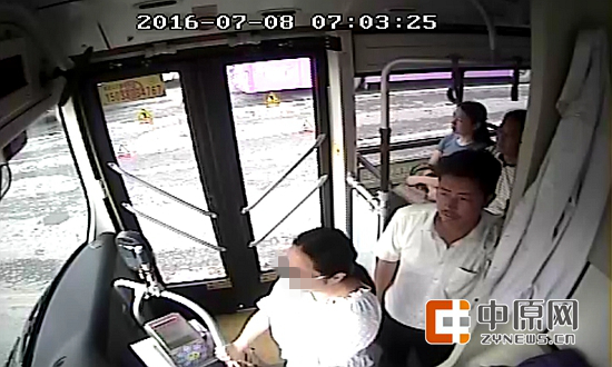 最初男子尾随在女孩身后,并未下手,两三站后开始“图谋不轨”。