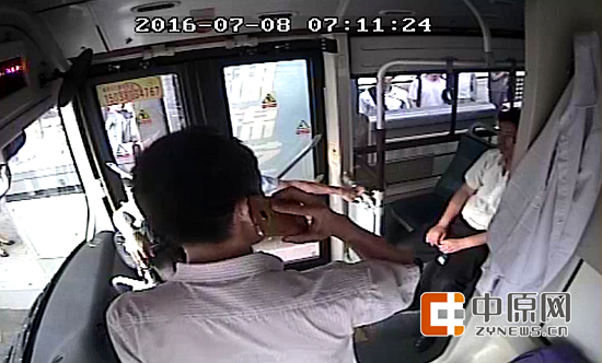 车长打电话报警,乘客护住门防止猥琐男逃跑