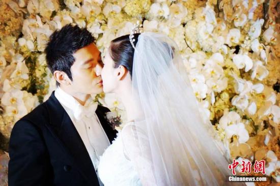 baby被爆怀孕 老公黄晓明及公婆全程护送