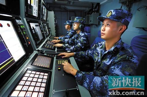 ?7月8日,导弹驱逐舰合肥舰官兵在战位上搜索“蓝军”目标。
