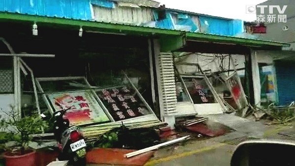 兰屿、绿岛通讯中断，岛上灾情惨重。（图／东森新闻，下同）