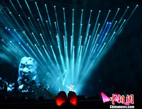 　　本次演唱会展现了全新的歌单、编曲、服装、舞美。　李辰祥　摄