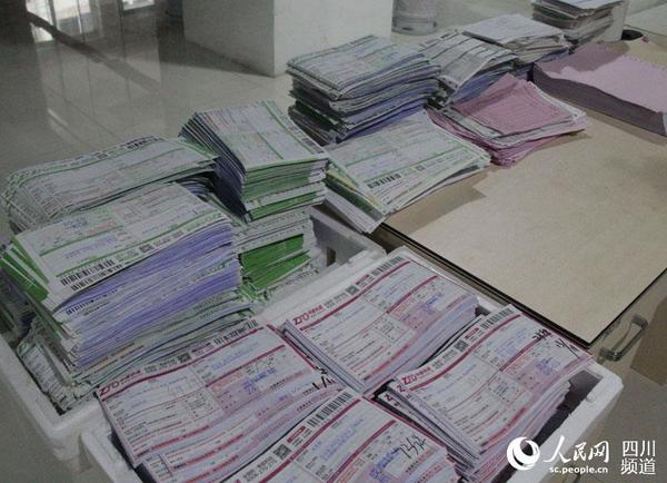 某农村电商办公桌上成堆的发货面单。(记者陈曦 摄)