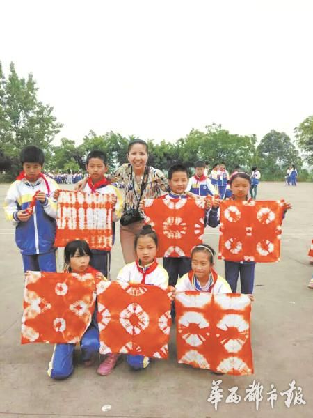 陈琪和学生们展示扎染制品。