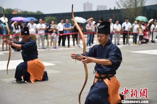 庄重而复杂的射箭仪式，让人们重新感受到中华千年礼仪文化的厚重。　董红伟　摄