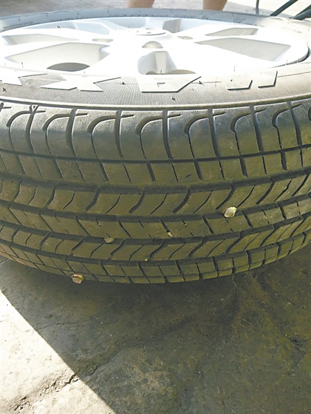 黄小姐驾驶的小车,一只轮胎被三颗螺丝钉扎坏。