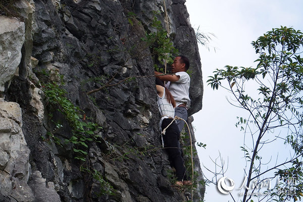 将绳索牢固捆绑在轻生女子身上