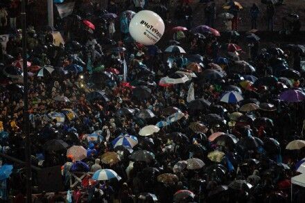 球迷冒雨集会只为挽留梅西