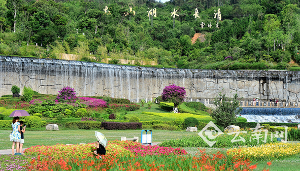 出水口瀑布公园。 玉溪日报 曾永洪 摄