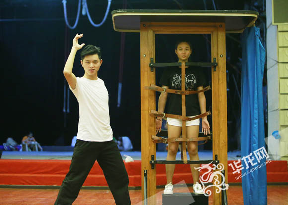 《魔术情缘》主要表现一个有穿越性的现代爱情故事。 首席记者 李文科 摄