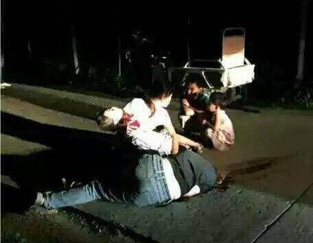 微博图片显示，一女子倒在地上，一女子抱着一名小孩蹲在旁边，小孩脖子处可见大量血迹。玉田本地网友@无F注册称，涉嫌杀人的为黄某，玉田县陈家铺乡黄姚铺村人，与被害人柳某系夫妻。