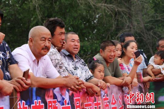 活动吸引乌鲁木齐、阜康、奇台、巴里坤等地的大批游客驻足欣赏。 巨有全 摄