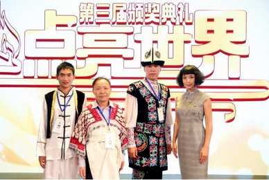 图：魏雪与部分烛光奖教师合影