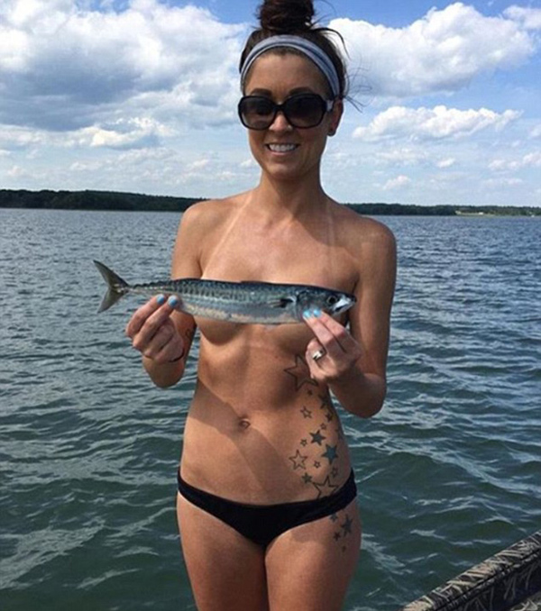 这些女子似乎都喜欢钓鱼，并面露微笑在摄像头前与鱼合影。（网页截图）