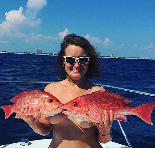 许多女性用遮住前胸的鱼炫耀自己的钓鱼技巧。（网页截图）