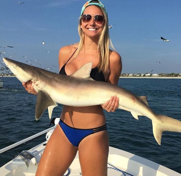 数以千计的女子参加了这场“钓鱼胸罩”热潮，纷纷利用在船上捕获的海洋生物遮掩胸部拍照。（网页截图）