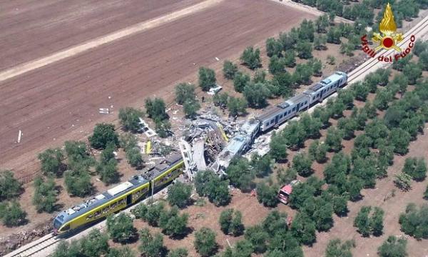 意大利两火车相撞已致20人死 4节车厢完全撞毁(图)