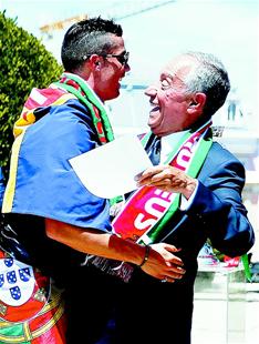 图文:葡萄牙总统德索萨拥抱C罗