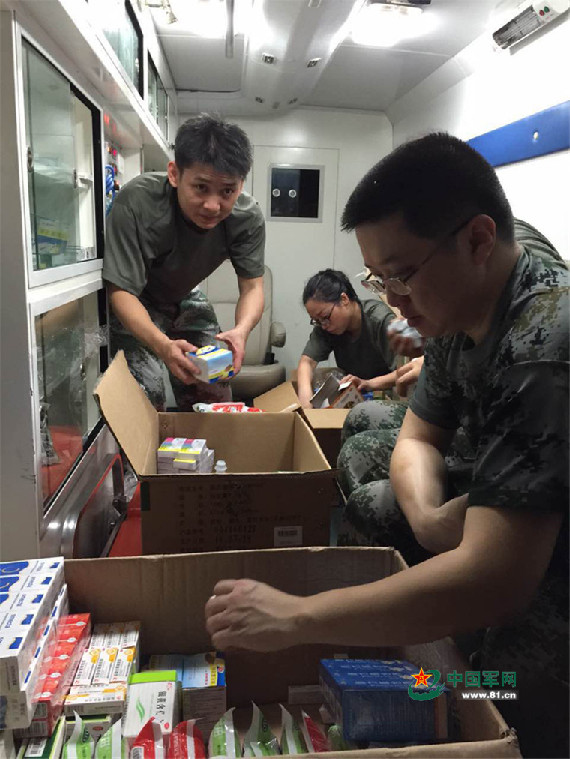 抵达闽清坂东镇灾区后，医疗队员连夜卸载药品和生活物资。