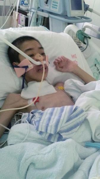 　　孙硕在接受治疗。京华时报记者谭青摄