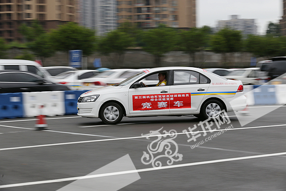 重庆300余名驾校教练员大比拼 快速过障碍绕铁