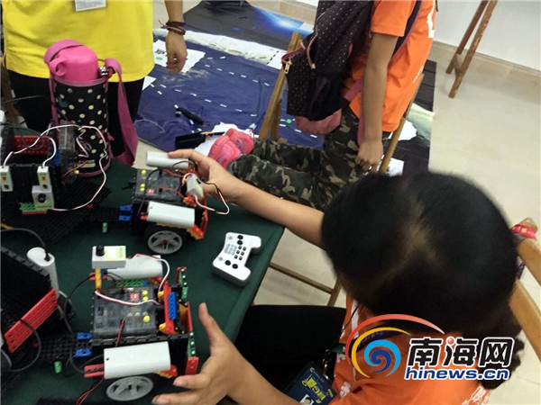文昌航天城夏令营 6岁小营员用电脑编写机器人