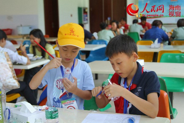 小营员利用废旧物品进行创意美劳制作