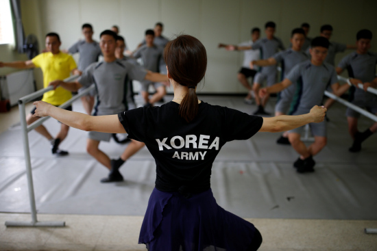 韩国军人学芭蕾舞减压。图片来源：路透社。