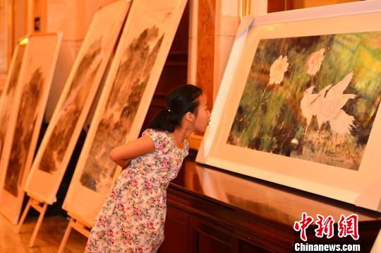 图为“十省市中国画名家创作交流展”上，观众认真观看画作。　陈超　摄