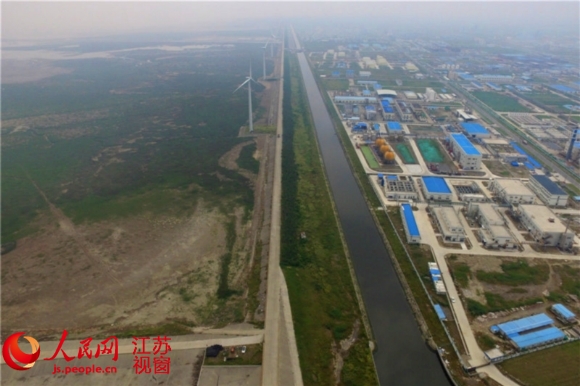 航拍小洋口滩涂与紧邻的洋口化学工业园。 耿志超/摄