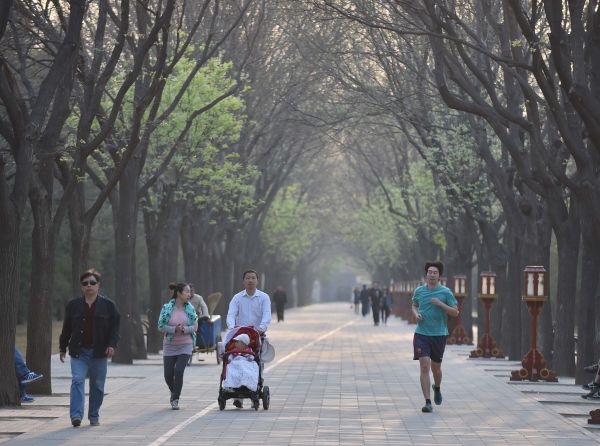 资料图：北京空气由重度污染逐步好转。4月10日，游客在天坛公园健身、游玩。新华社记者 李文 摄