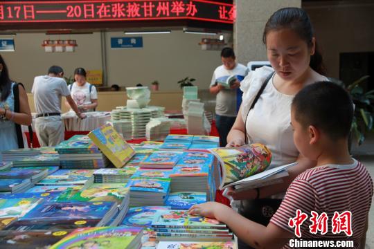 图为活动当天，市民购买打折图书。　刘玉桃 摄