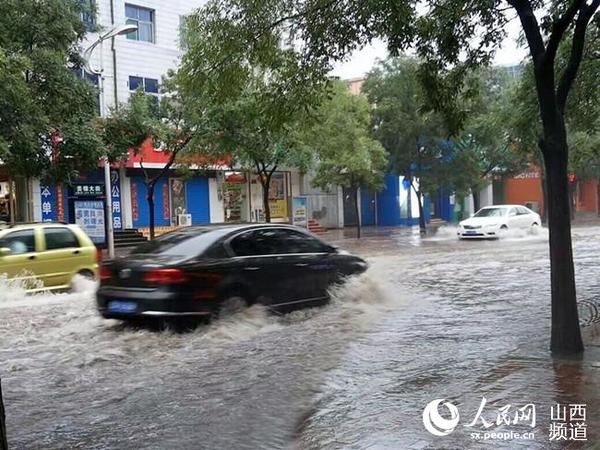 山西太原暴雨来袭 市内多条路段积水严重