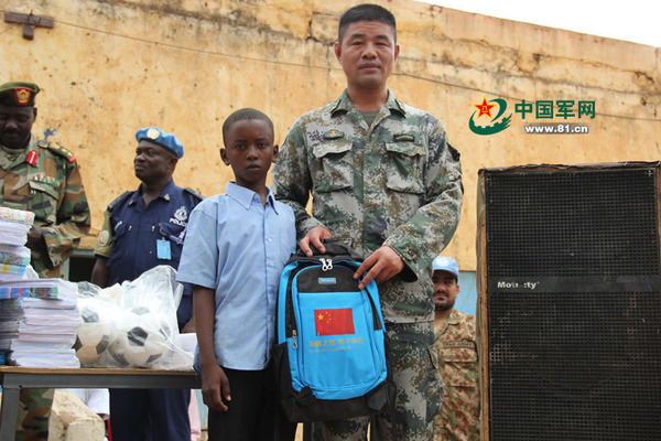 大队长付博华代表中国维和部队向当地小学生赠送各类文具和文体器材