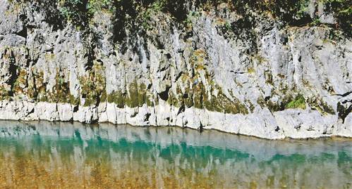 　　巫溪县大宁河上的古栈道孔。巫溪县委宣传部供图