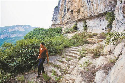 　　巫山县境内的崖壁古盐道。