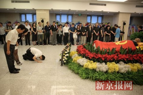 北京医院告别厅,王郁昭同志的亲属和好友前来与遗体最后告别。