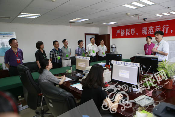 参观组了解录取工作详情。 首席记者 李文科 摄