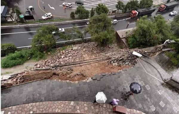居庸关收费站北侧100米高速公路护网外因暴雨出现人工护坡坍塌