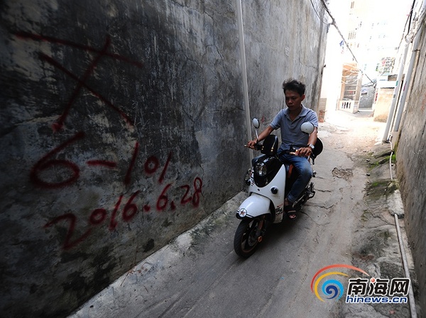 　　7月20日，月川村，一位骑行者从窄巷经过。南海网记者 沙晓峰 摄