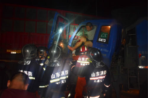 司机回家办证迷路 途中掉头与货车相撞1人被困