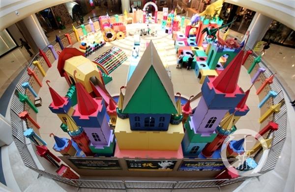 　　用牛皮纸搭建的童话王国。