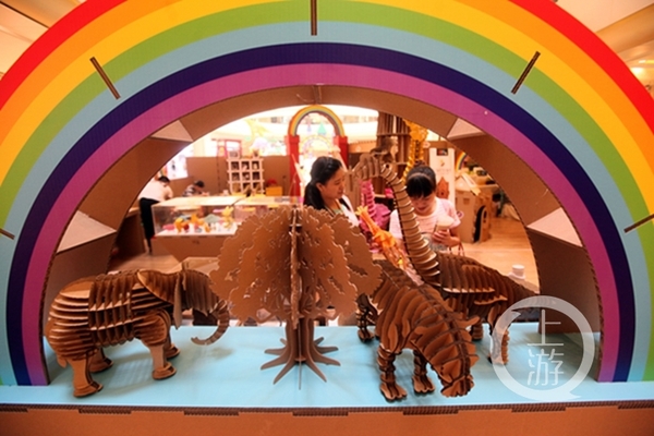 　　用牛皮纸搭建的童话王国。 记者 张旭 实习生 彭鑫 摄影 雷键