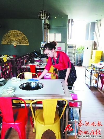 兼职饭店服务生为家庭减负